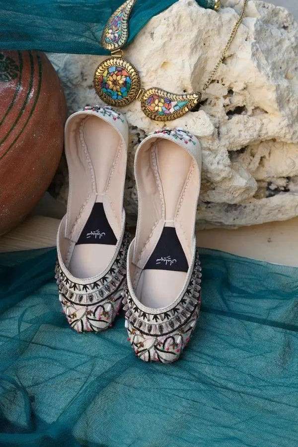 elegant khussa