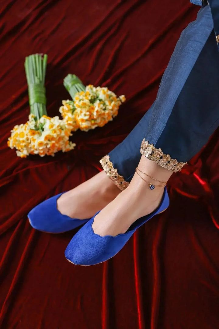 saheliyan plain blue velvet khussa